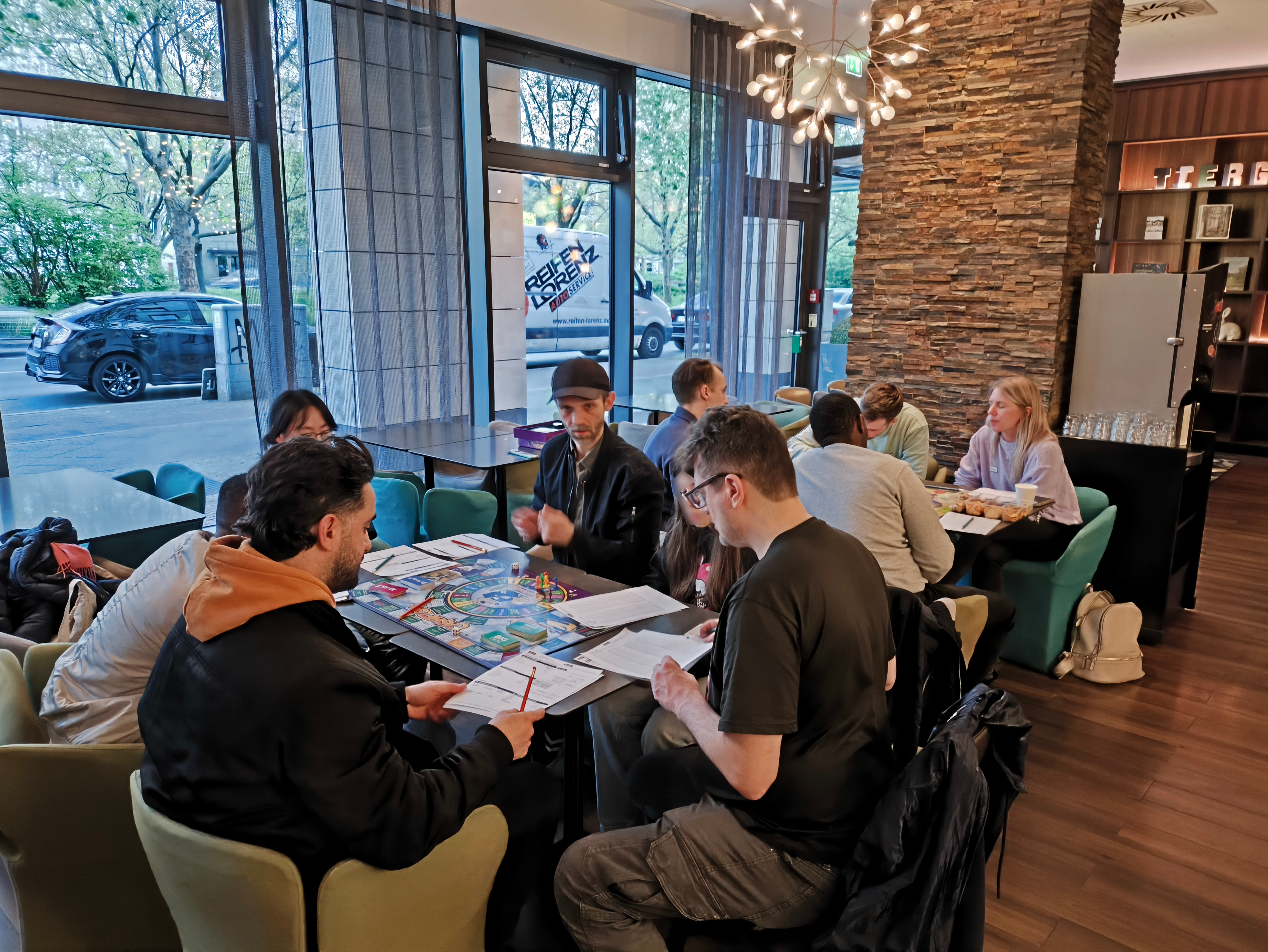 Teilnehmerrunde beim Cashflow-Spiel